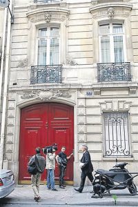 ...miembronan di prensa na e entrada di e edifisio kaminda tin e ofisinanan di èks presidente franses Nicolas Sarkozy... 