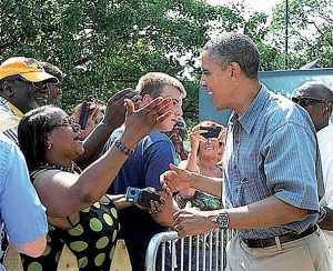 ...presidente Barack Obama ta saludá e multitut promé di a subi stage pa papia den Washington Park na Sandusky Ohio ayera...