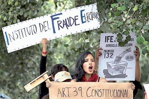 ...demostrantenan ta protestá kontra e supuesto viktoria di Enrique Peña Nieto ayera, pafó di Instituto Federal Elektoral (IFE)... 
