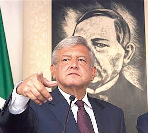 ...Andres Manuel López Obrador, kandidato presidensial pa Partido Revolushonario Demokrátiko (PRD) ta papia durante un konferensia di prensa ayera den Ciudad Mexico... 