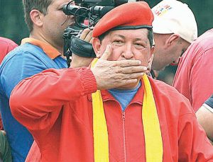 ...Chavez ta tira sunchi pa su sostenedonan... 