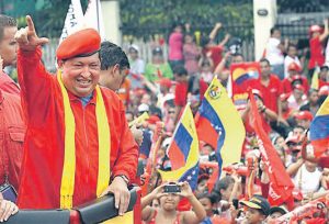 ...presidente venesolano Hugo Chávez, ta saludá simpatisantenan durante ku el a kuminsá kore kampaña na Maracay, Venezuela djadumingu... 