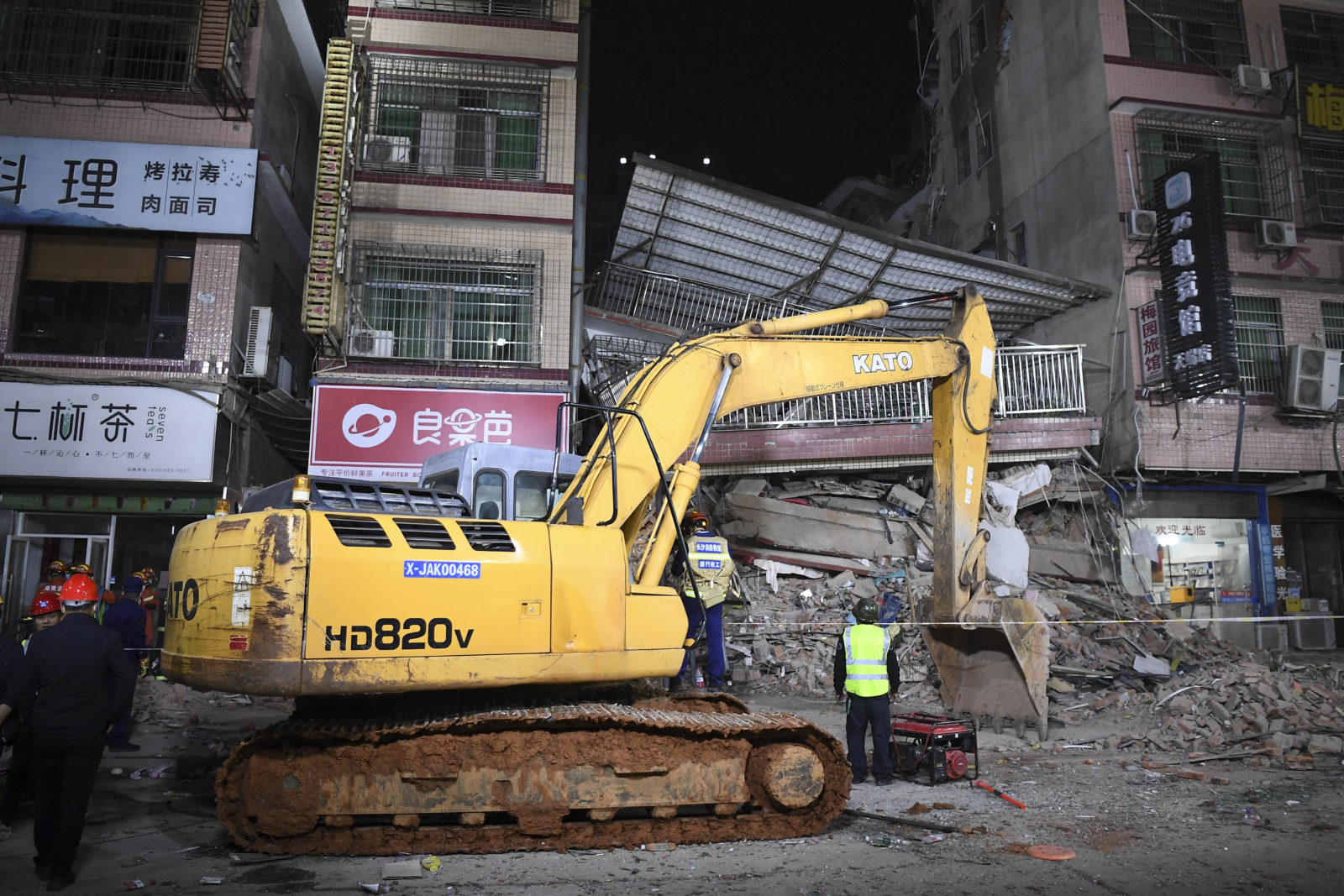 More than 20 trapped, others missing after China building collapse | èxtra