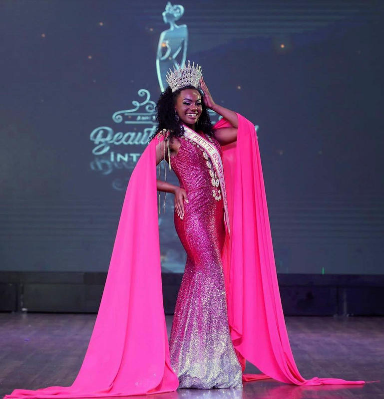Jeny Minguel koroná komo ‘Miss Petite Beauty World International 2022