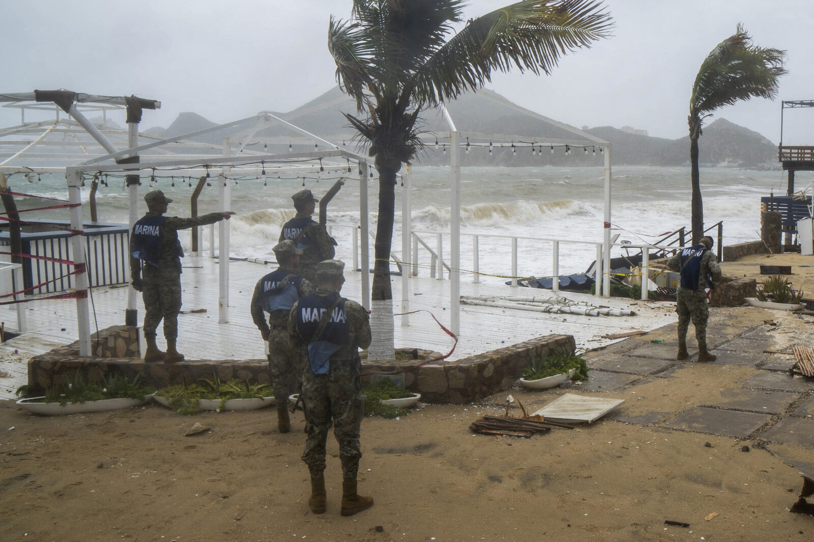 Hurricane Otis batters Acapulco before weakening